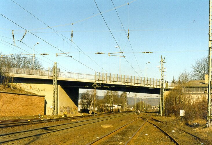 Abrissarbeiten an einer Straßenbrücke in Marburg durch Hessen Mobil