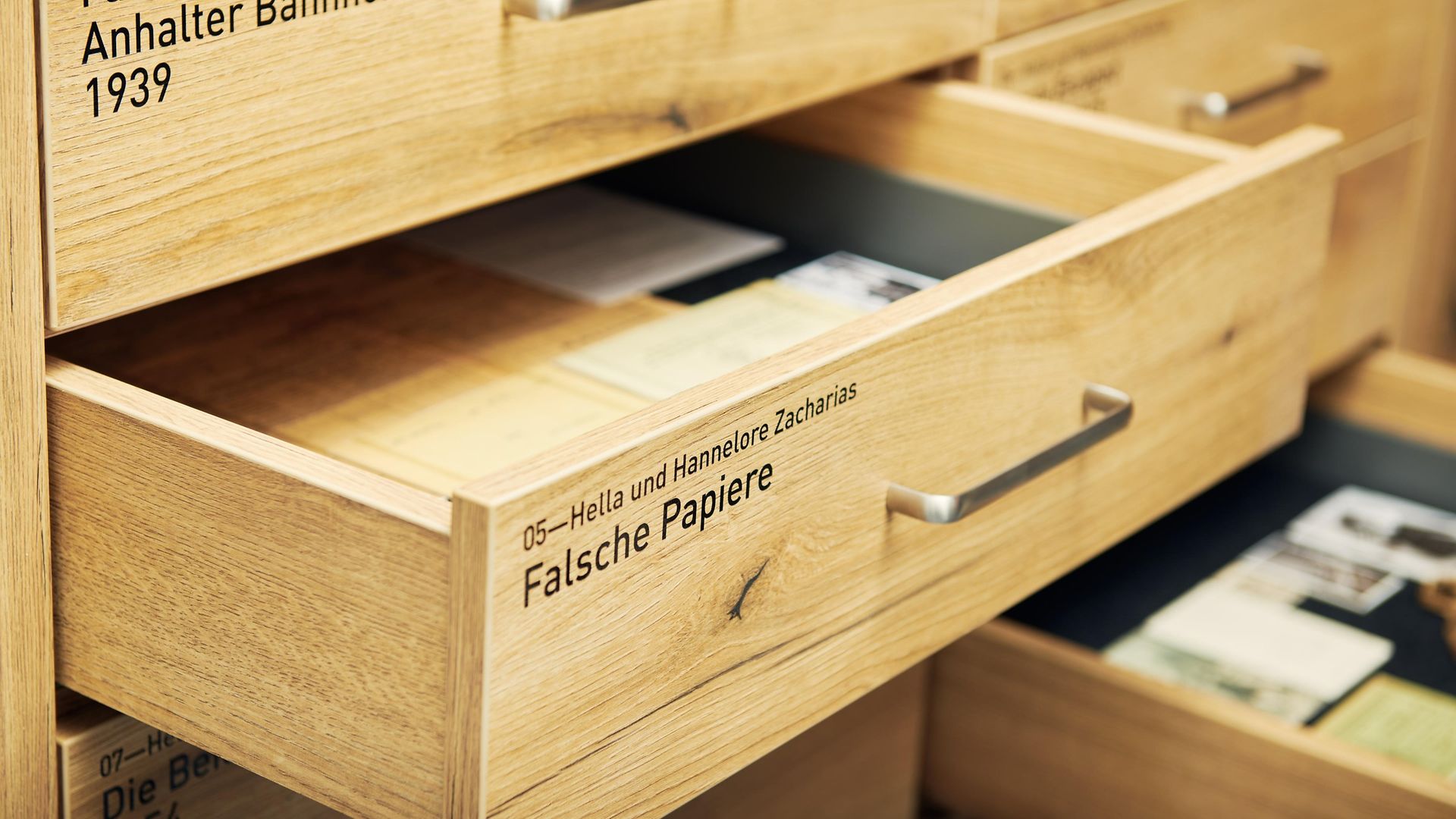 Geöffnete Schublade mit der Aufschrift "Falsche Papiere"