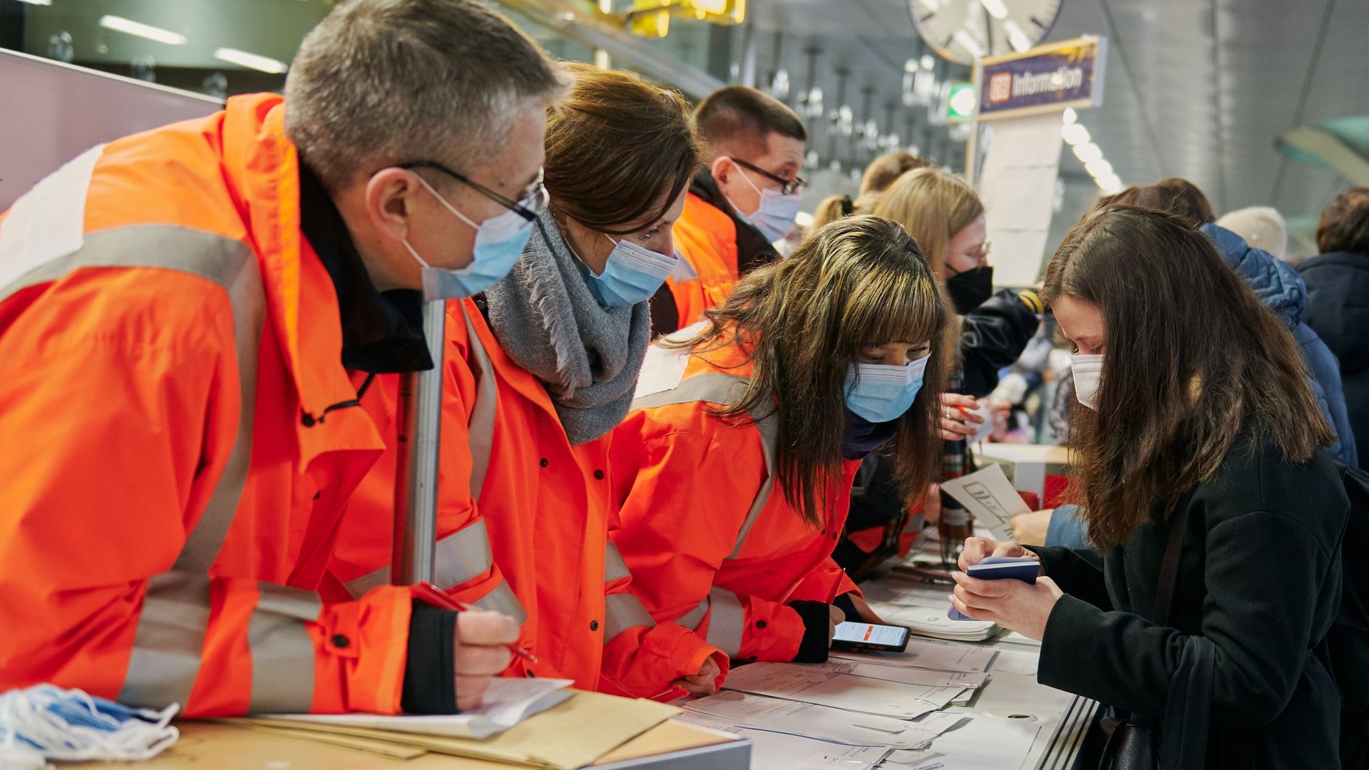 Ankunft ukrainischer Geflüchtete am Hauptbahnhof in Berlin am 03.03.2022. Deutsche Bahn Mitarbeiter helfen bei der Weiterreise