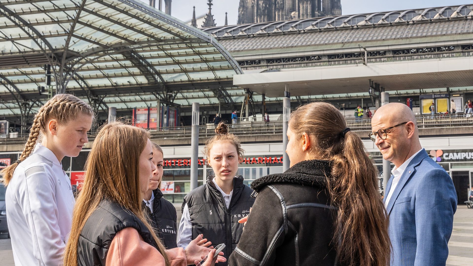 DB-Vorstand Martin Seiler spricht am Kölner Hauptbahnhof mit ukrainischen Geflüchteten.