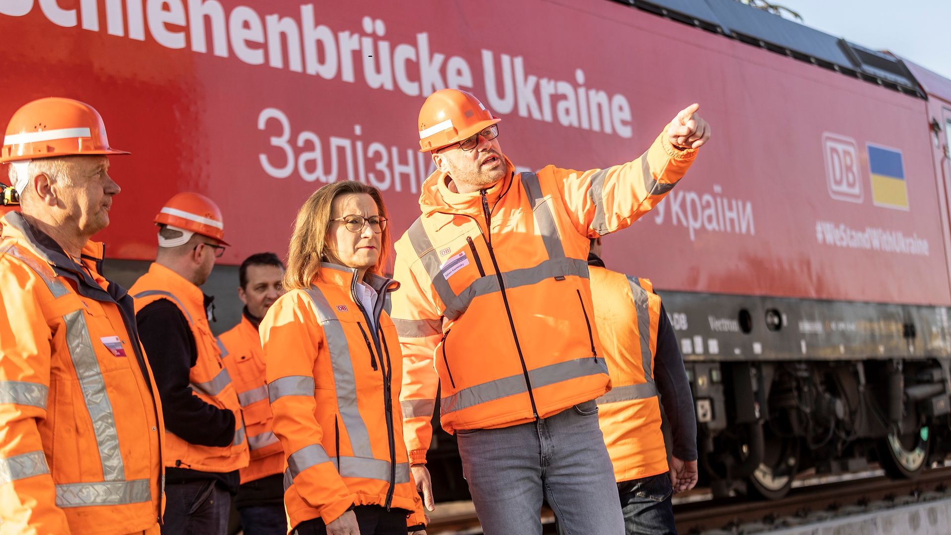 DB-Vorstand Güterverkehr Dr. Sigrid Nikutta und Mitarbeitende der DB vor einem Güterzug mit Hilfsgütern für die Ukraine.