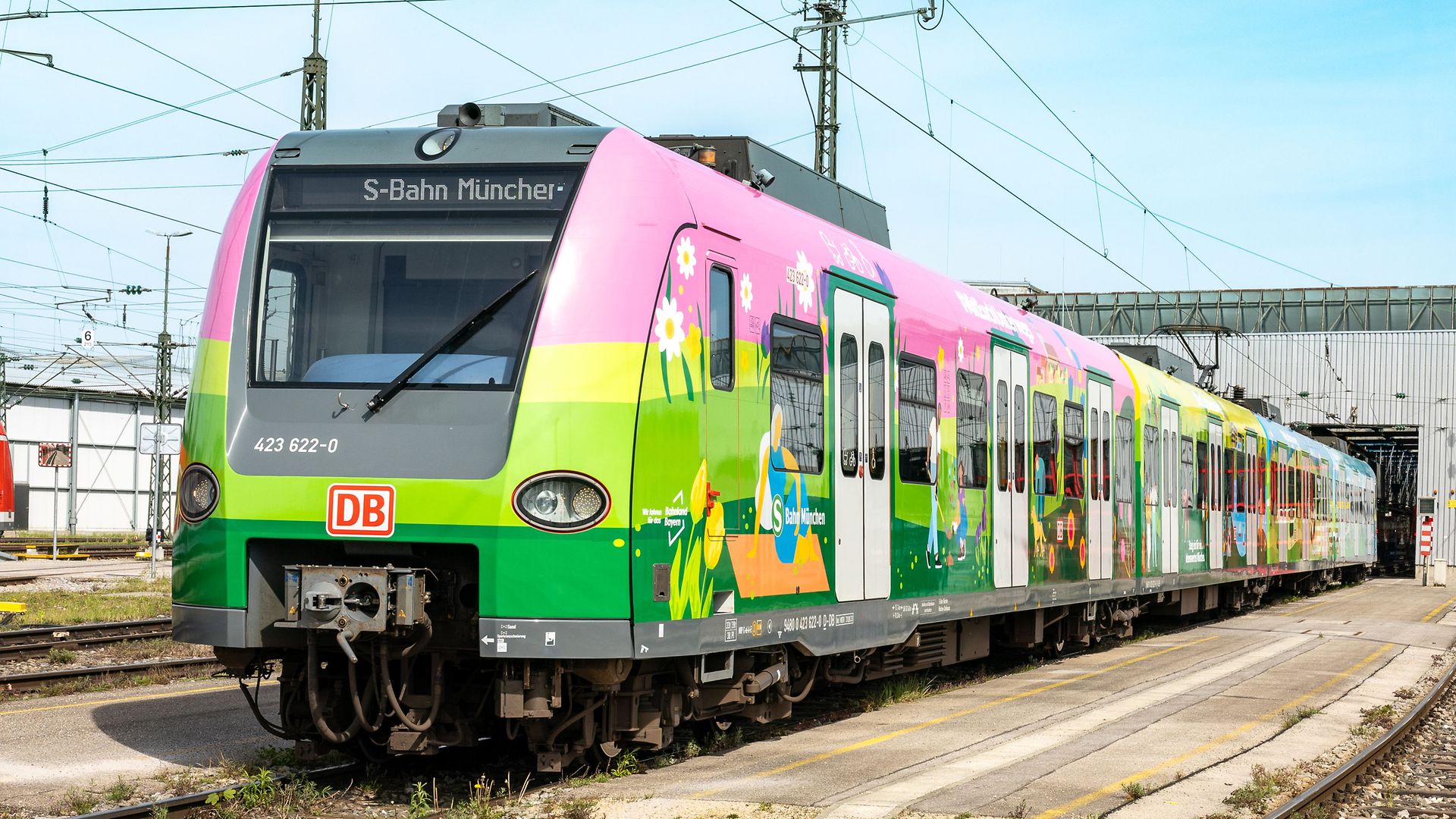 Beklebter S-Bahn-Zug als Botschafter im S-Bahn-Netz unterwegs