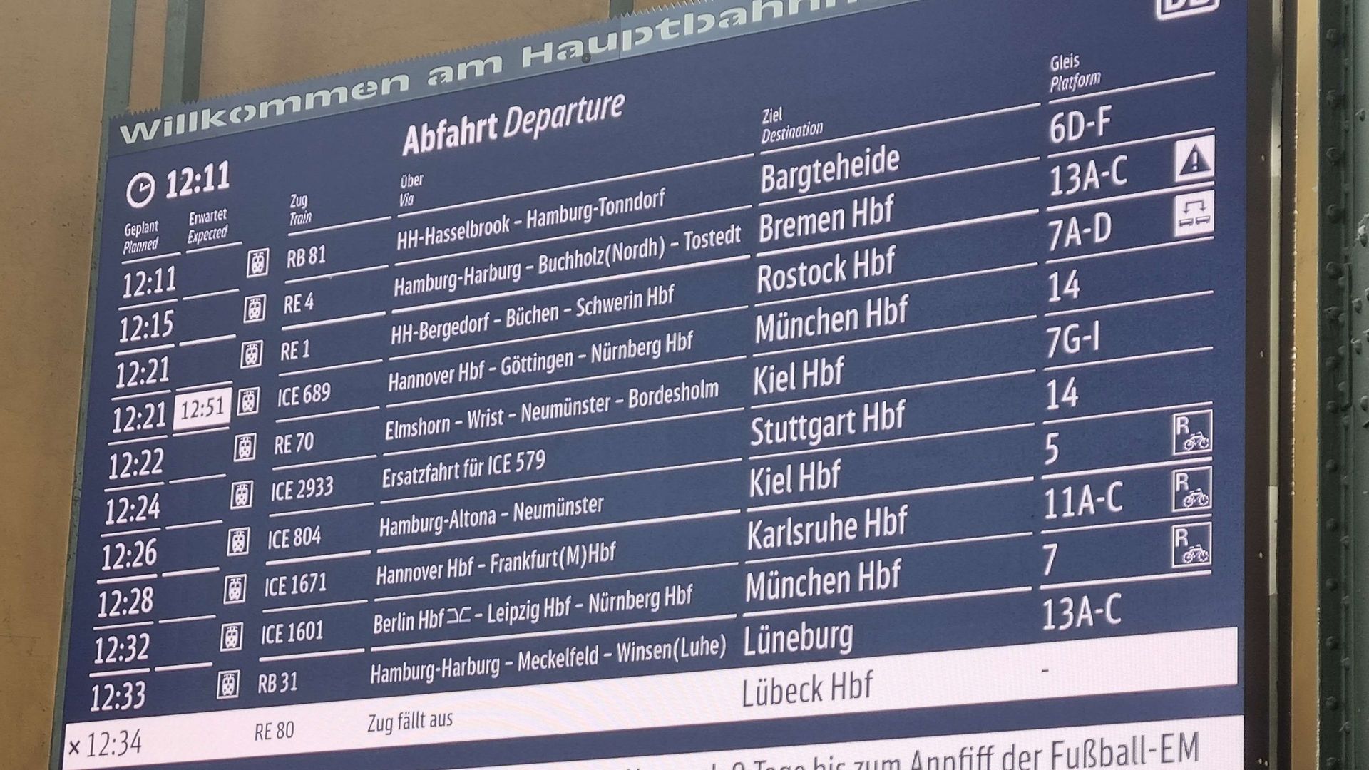 Neue Abfahrtstafel am Hamburger Hauptbahnhof mit EURO-Ankündigung