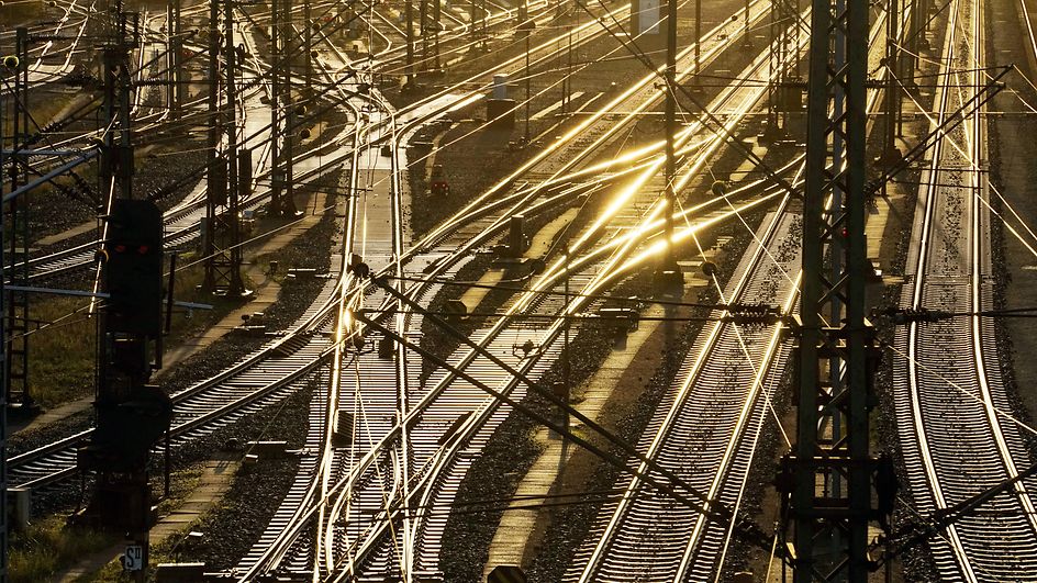 Gleisanlagen im Rangierbahnhof Maschen im Gegenlicht