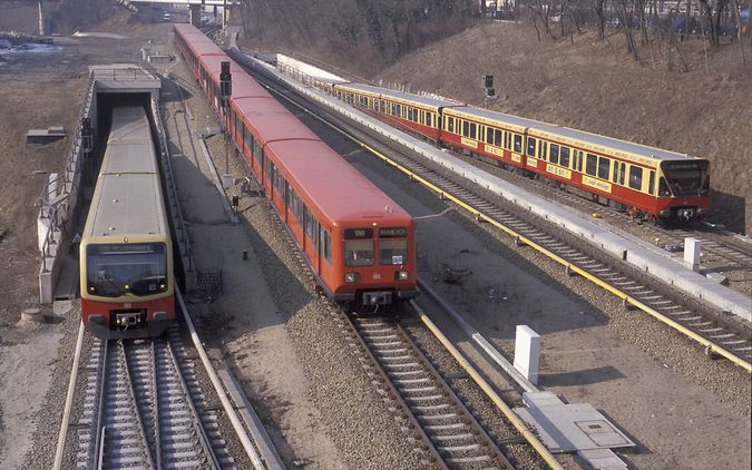 S-Bahn-Züge BR 480 (rechts), BR 481 (links) und BR 485 (mitte) im Vorfeld S-Bahnhof Berlin Gesundbrunnen (Montage)