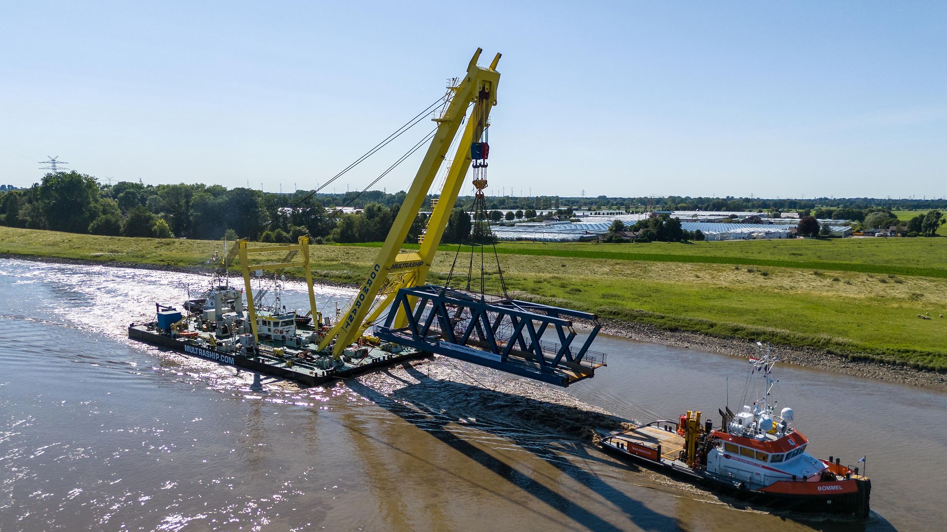 Schwimmkran Cormorant mit Brückenteil auf der Ems