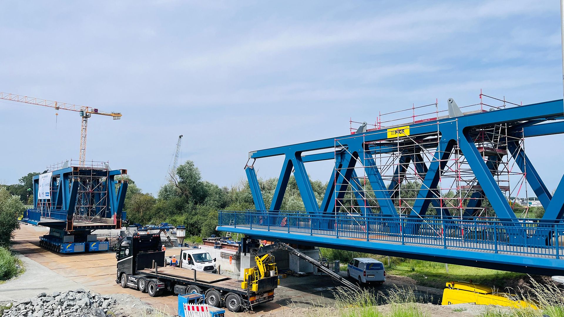 Erste Brückenteile der Zweifeldbrücke