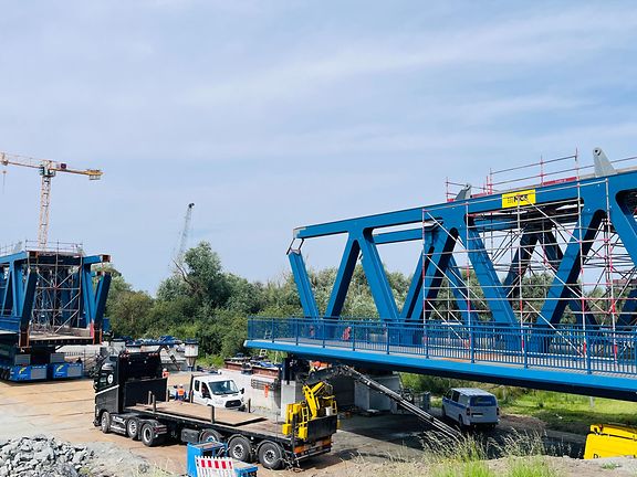 Erste Brückenteile der Zweifeldbrücke