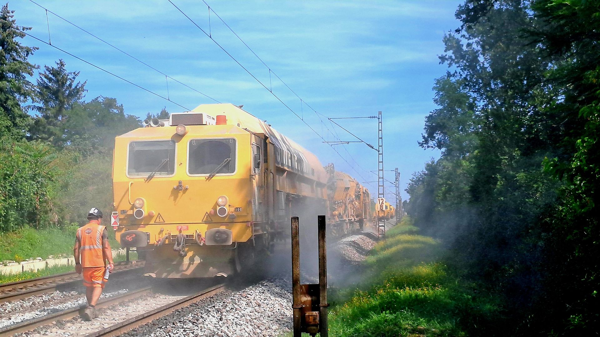 Abfahrt der dreiteiligen Stopfmaschine BDS 2000