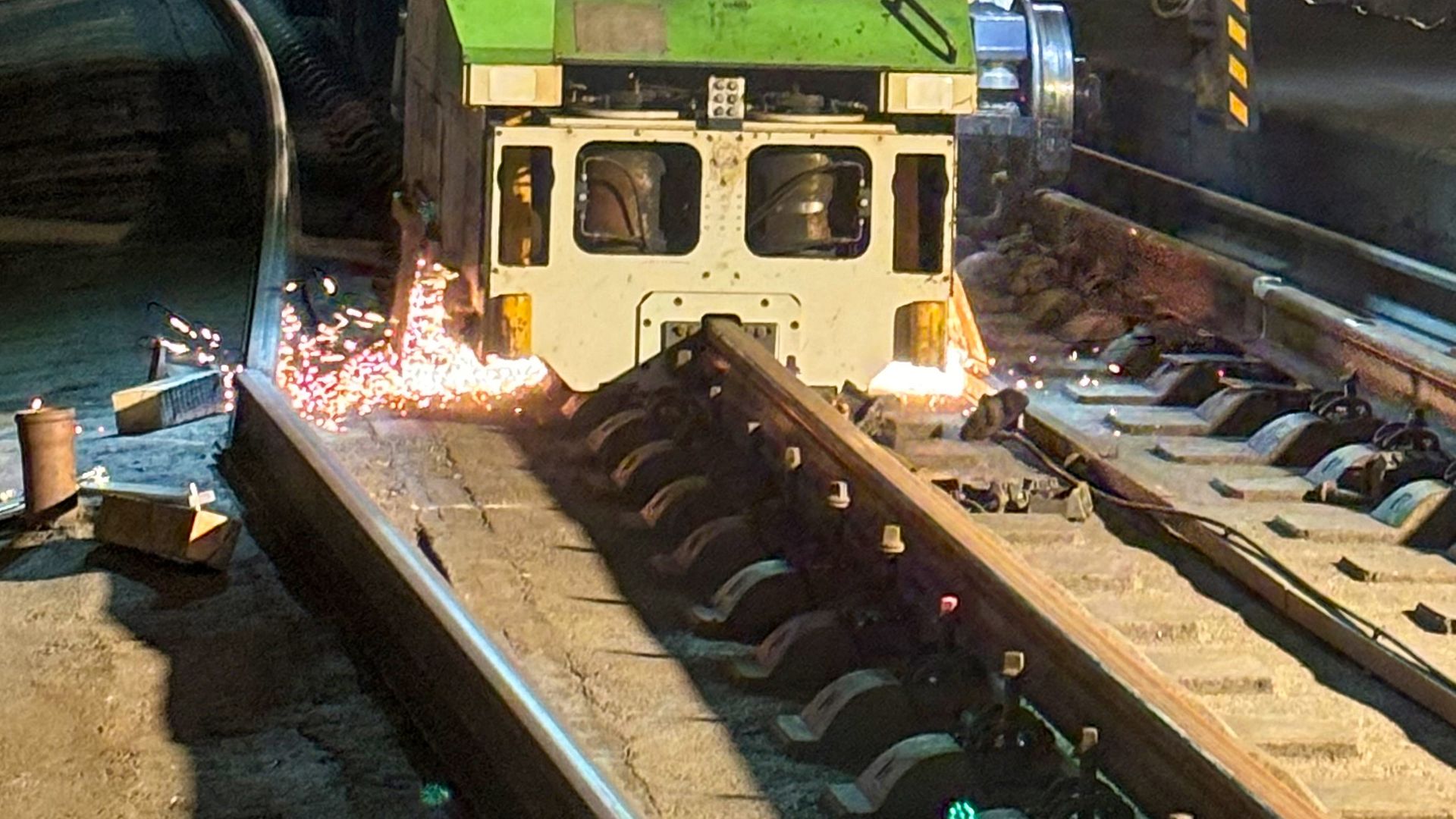 Schienenwechselzug beim Schienenschleifen