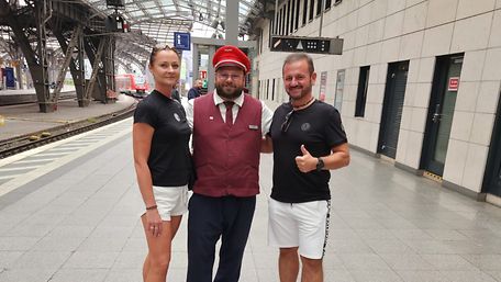 Michael Klede (Mitte) mit dem Ehepaar Karoń am Gleis 1 des Kölner Hauptbahnhofs.