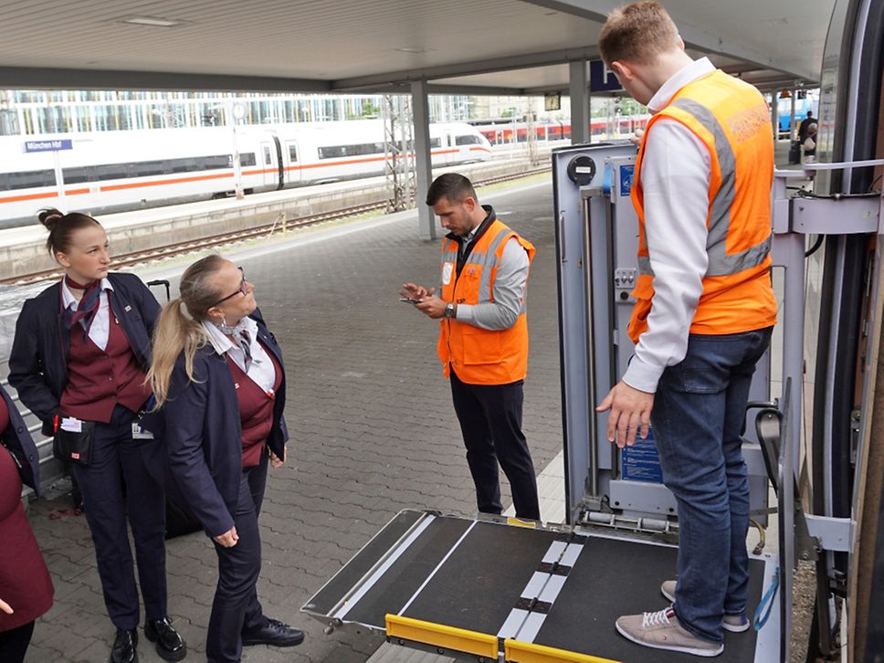 Trainer erklärt das Hoch- und Runterfahren des Hublifts.