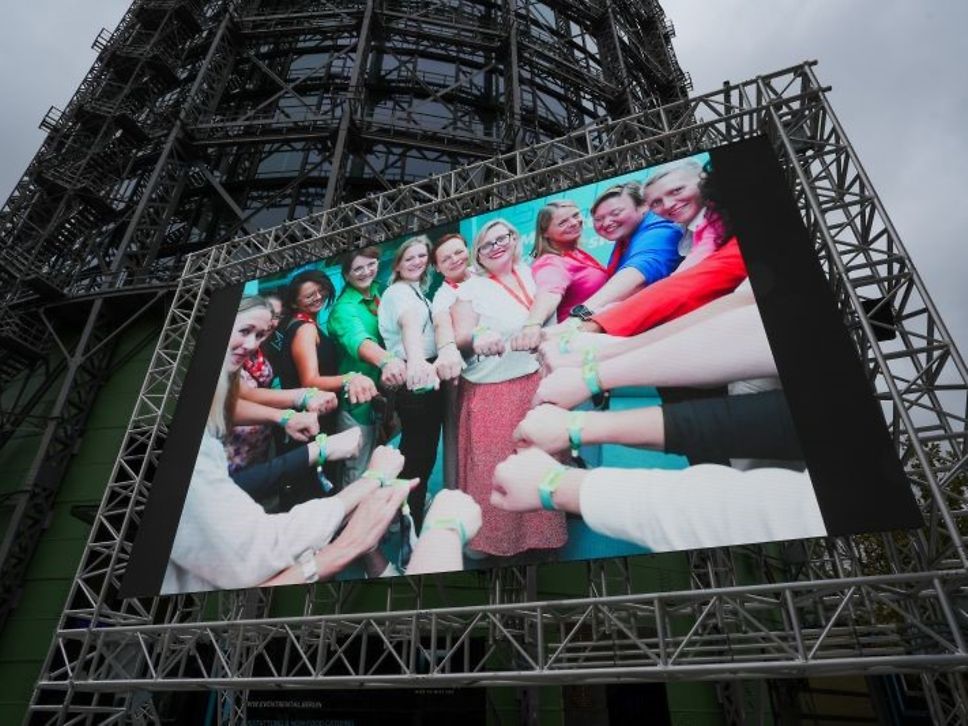 Bild mit Frauen auf einer Leinwand vor dem Gasometer