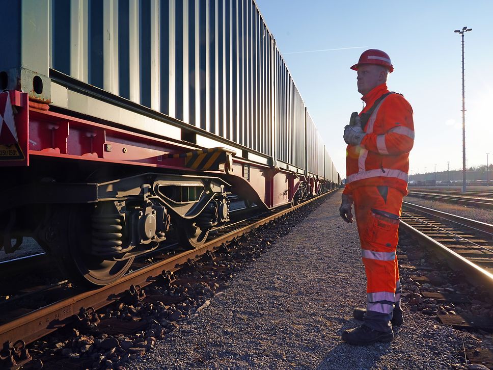 Eine Zugfertigstellung mit einem Cargo-Mitarbeitenden auf einem Rangierbahnhof