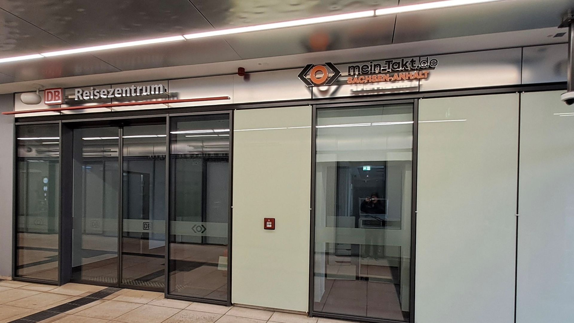 Neues DB Reisezentrum Magdeburg im Hauptbahnhof - Außenansicht