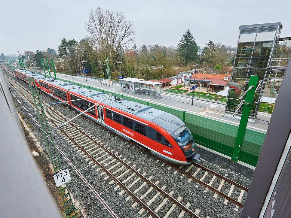 Zug im Bahnhof Ginnheim