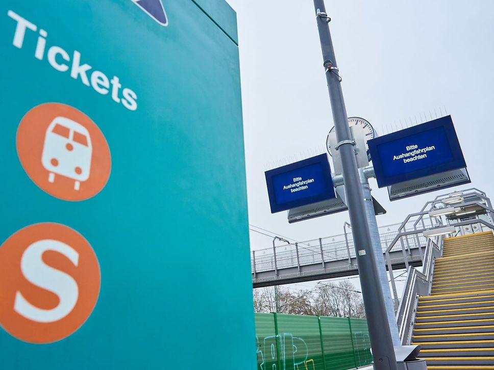 Informationstafeln an der Station Frankfurt-Ginnheim