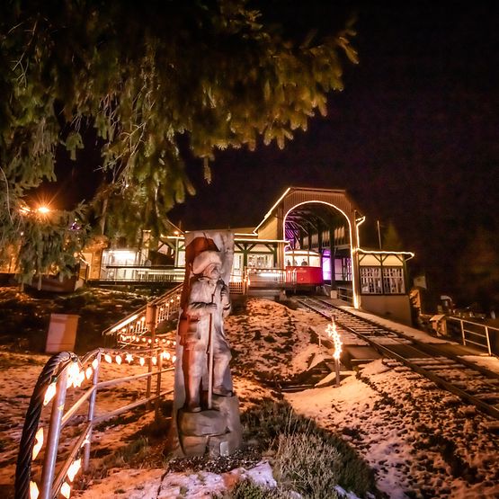 Weihnachtlich geschmückte Thüringer Bergbahn im Schwarzatal