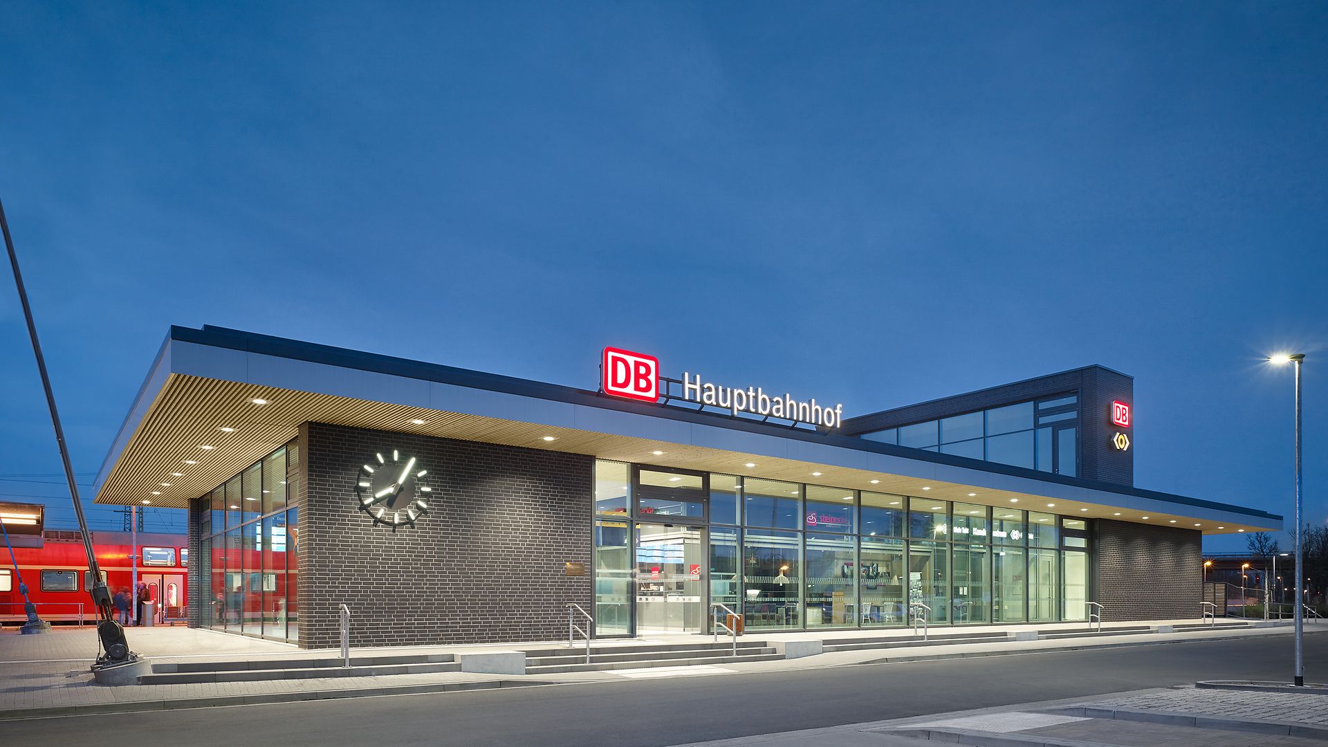 "Grüner Bahnhof" - Empfangsgebäude von Lutherstadt Wittenberg Hbf