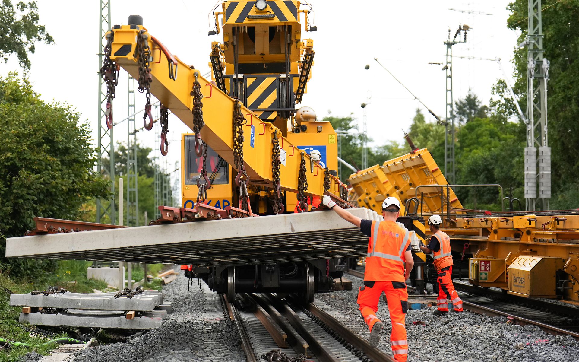 Generalsanierung Riedbahn: Einbau einer Weiche bei Mörfelden mit Gleisbaukran Oscar