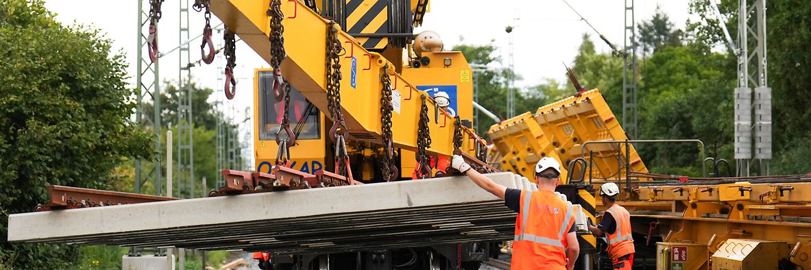 Generalsanierung Riedbahn: Einbau einer Weiche bei Mörfelden mit Gleisbaukran Oscar