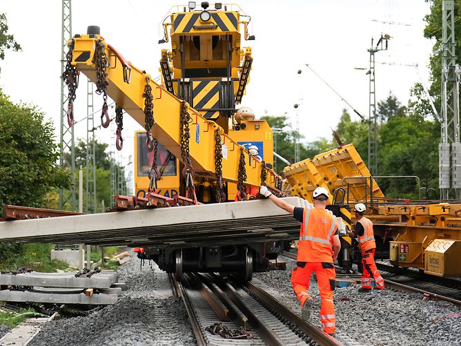 Generalsanierung Riedbahn: Einbau einer Weiche bei Mörfelden mit Gleisbaukran Oscar