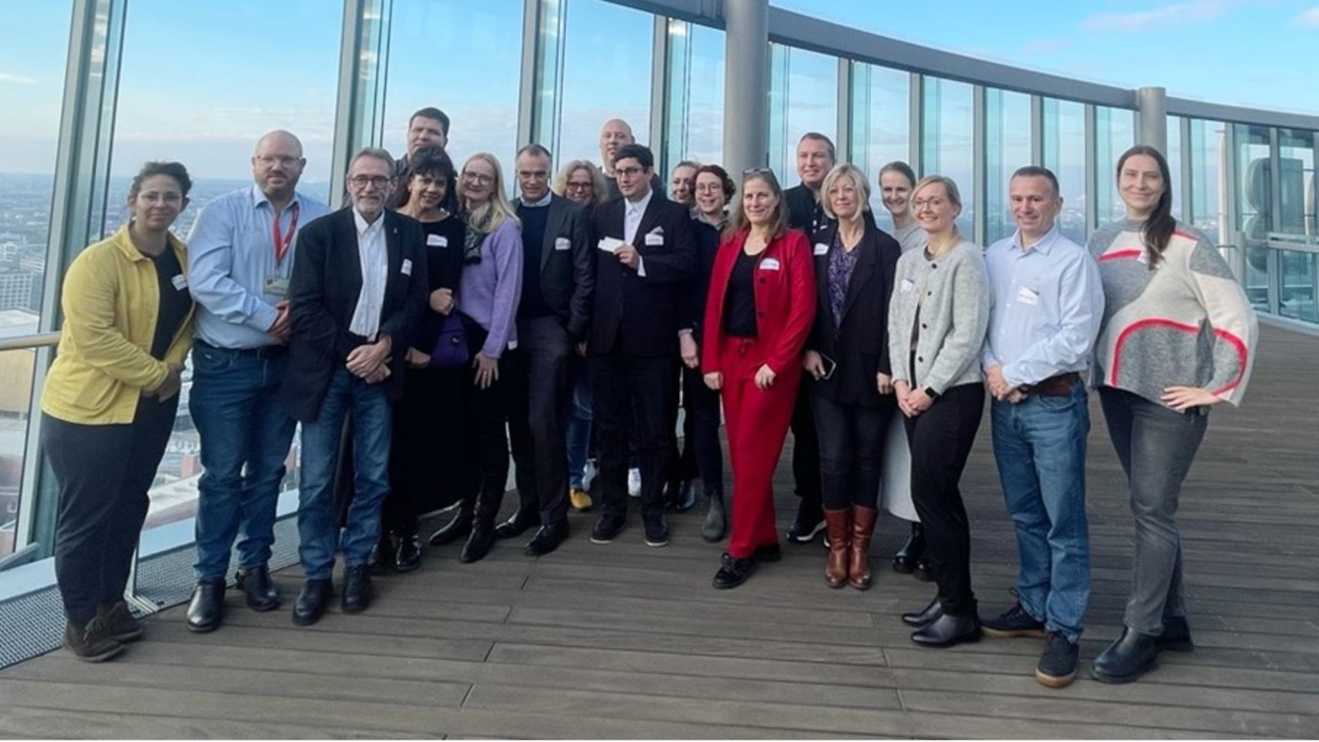 Gruppenbild auf der Dachterrasse des Bahntowers