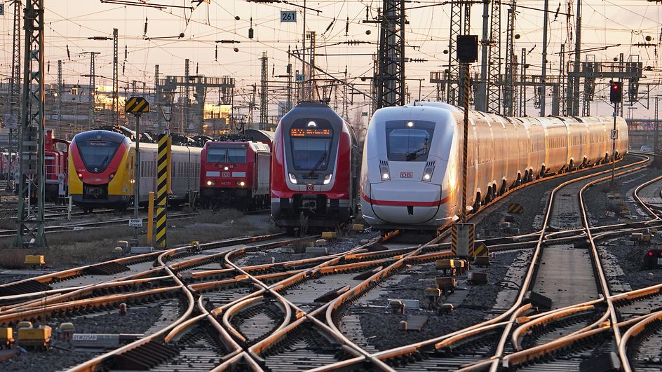 Frankfurt Main Hbf - Regio und Fernverkehr