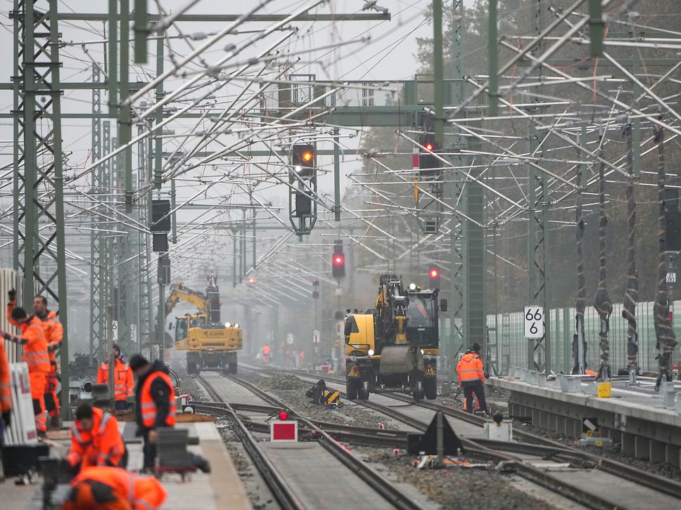 Techniker:innen montieren auf der Riedbahn die neue Leit- und Sicherungstechnik