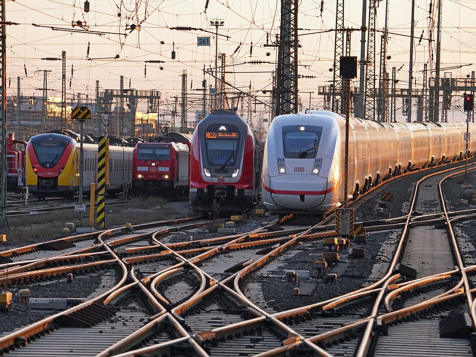 Frankfurt Main Hbf - Regio und Fernverkehr