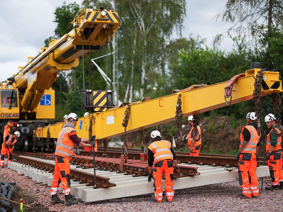 Generalsanierung Riedbahn - Einbau einer Weiche bei Mörfelden mit Gleisbaukran Oscar