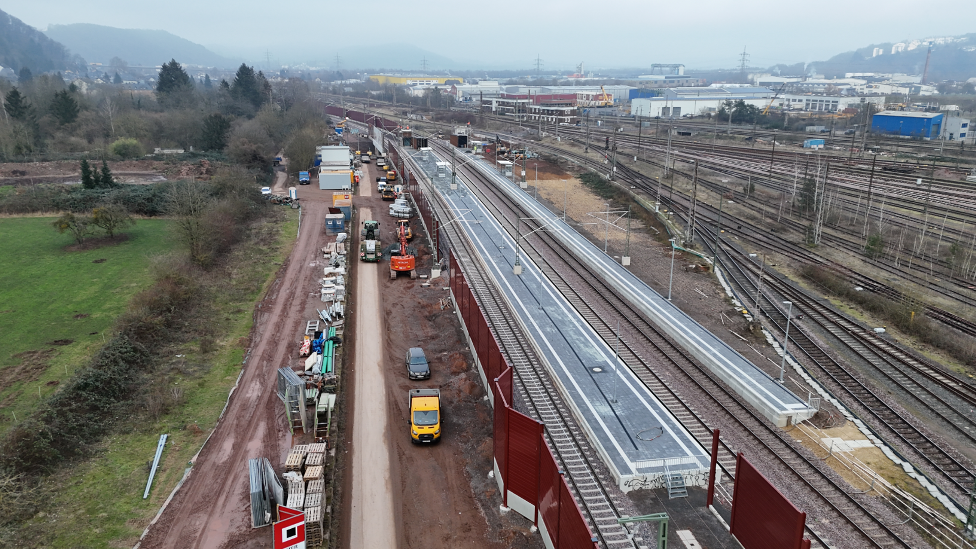 Laufende Bauarbeiten an Bahnsteig der Weststrecke Trier