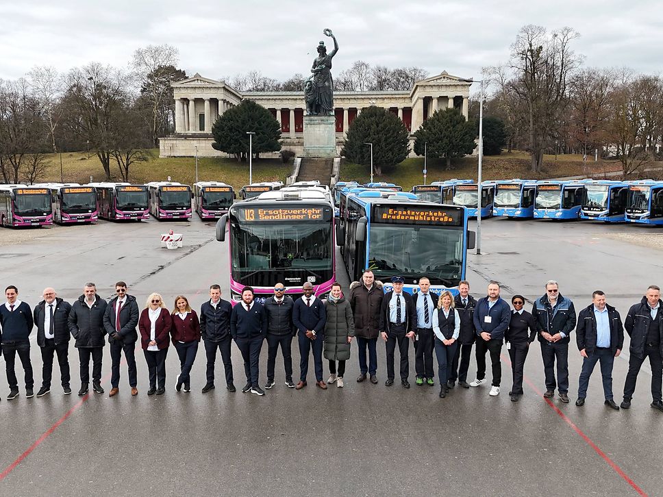 10 DB-Busse und 10 MVG-Busse mit Fahrer:innen sowie MVG-Chef Ingo Wortmann und Susann Liebscher, Leiterin RVO