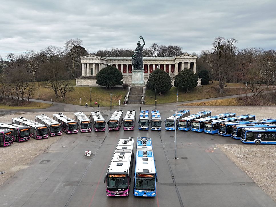 10 DB-Busse und 10 MVG-Busse bei der Präsentation in München