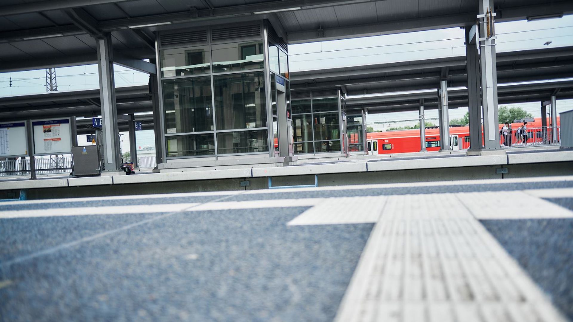 Barrierefreier Bahnhof mit taktilen Leitstreifen und Aufzügen