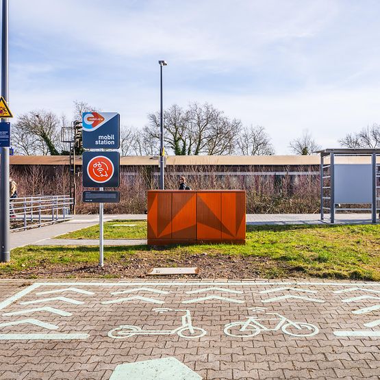 Neuer Wetterschutz und neue Schilder an der Station Dortmund-Marten