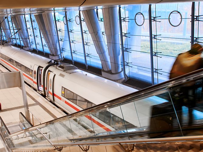 Ein ICE am Bahnhof Frankfurt a.M. Flughafen Fernbahnhof