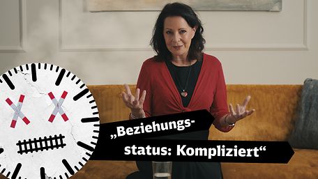 Stefanie Stahl auf einem Sofa im Gespräch