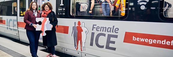 Übergabe des ersten Puzzleteils von Stefanie Berg an Viktoria Brauer, Zugchefin vor dem Female ICE