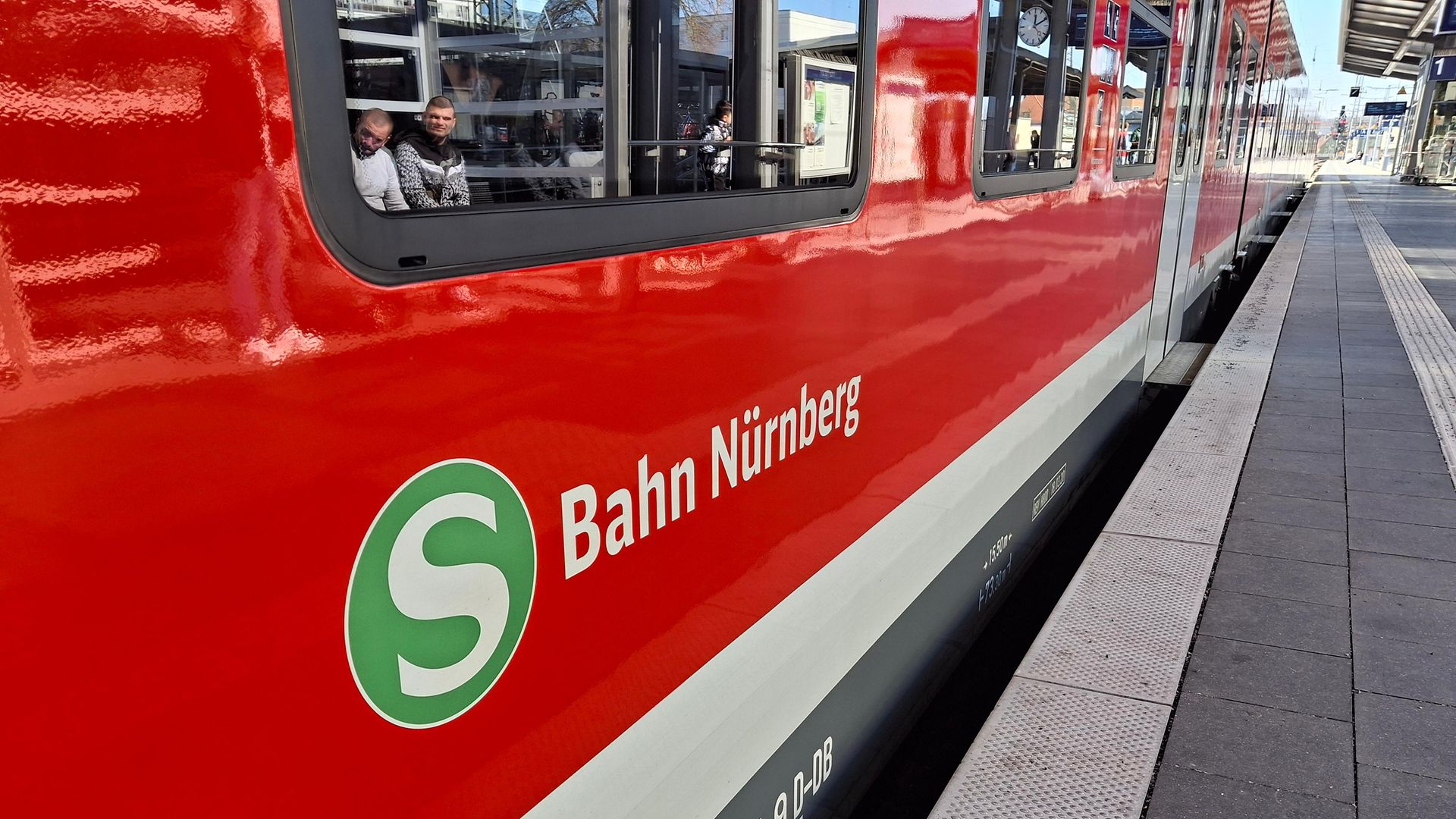 S-Bahn Nürnberg am Bahnsteig