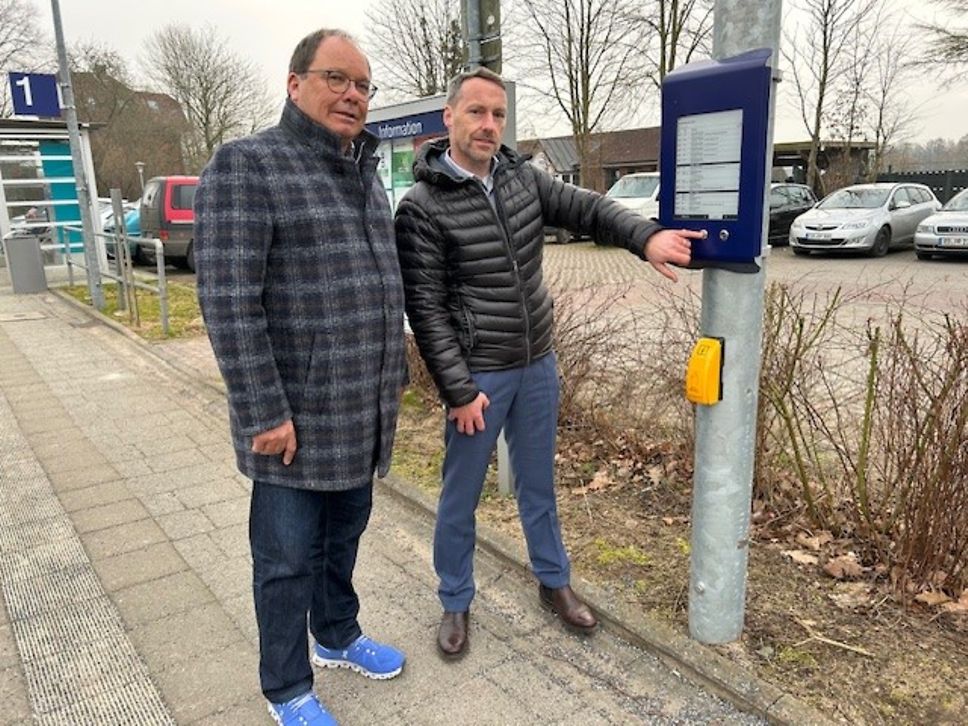 digitaler Abfahrtsplan am Bahnhof