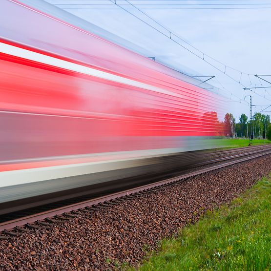 Regionalexpress von DB Regio in Fahrt (Symbolbild)