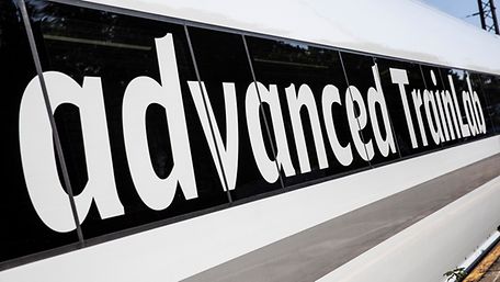 Schriftzug Advanced Train Lab auf der Scheibe des Test-ICE