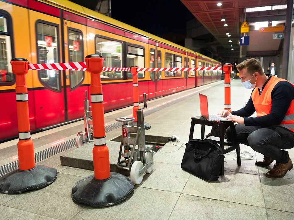 Einbau der neuen Elemente in Berlin durch einen Mitarbeiter am Bahnsteig