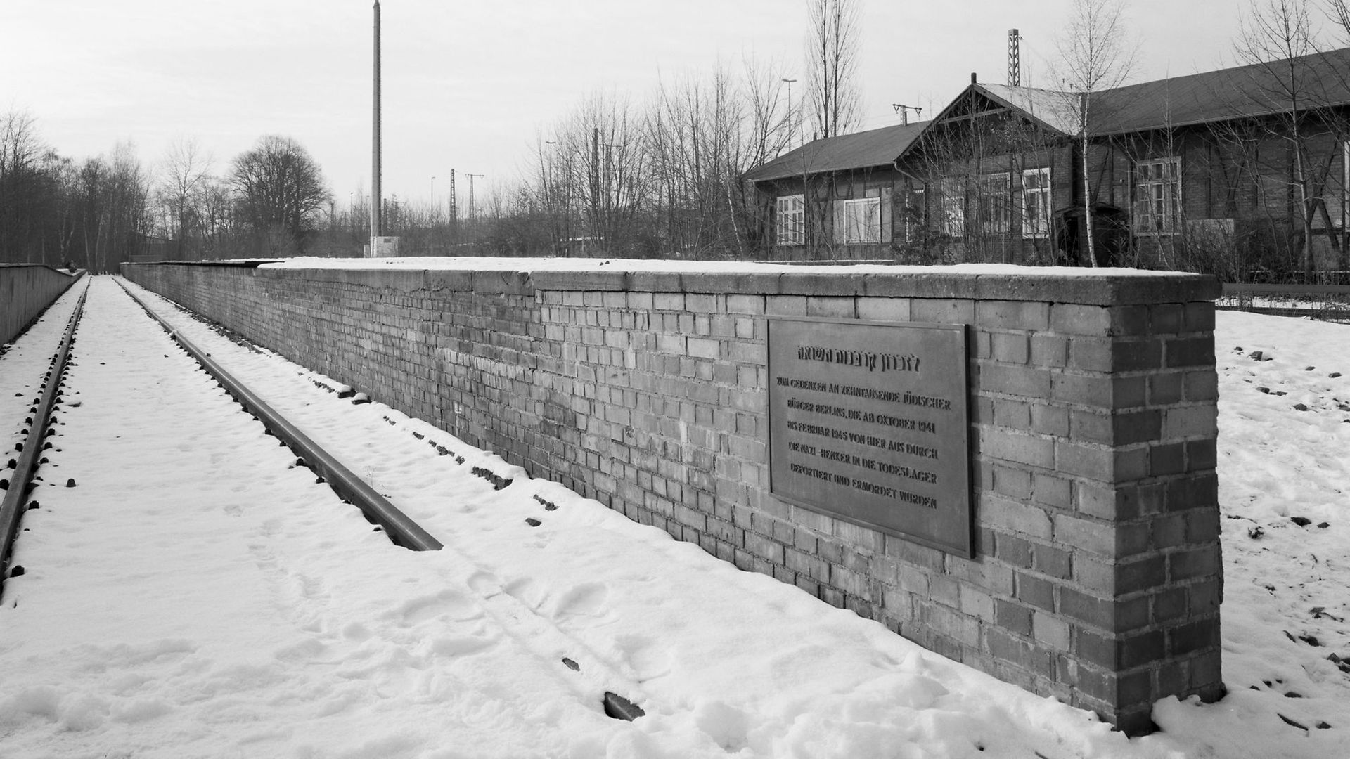 Eingelassene Bronzetafel der jüdischen Gemeinde zu Berlin, Februar 2004