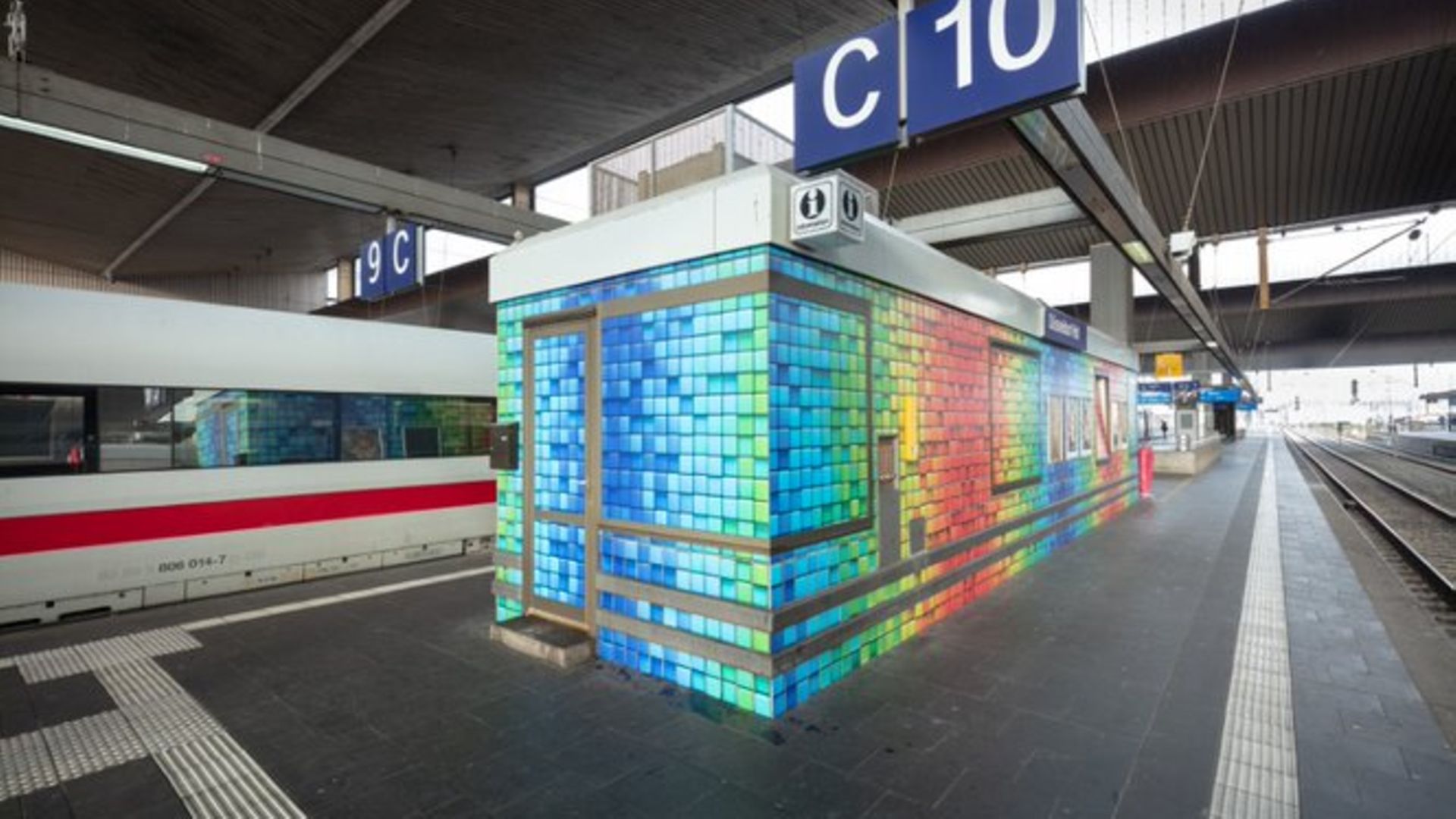 Nordrhein-Westfalen, Bahnhof Düsseldorf: Wandgestaltung