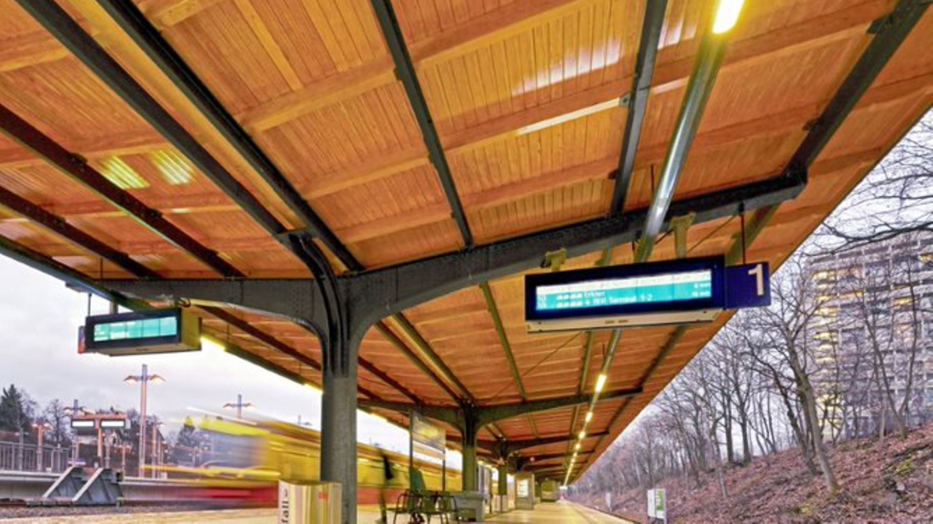 Berlin, Bahnhof Olympiastadion: Malerarbeiten am Bahnsteigdach