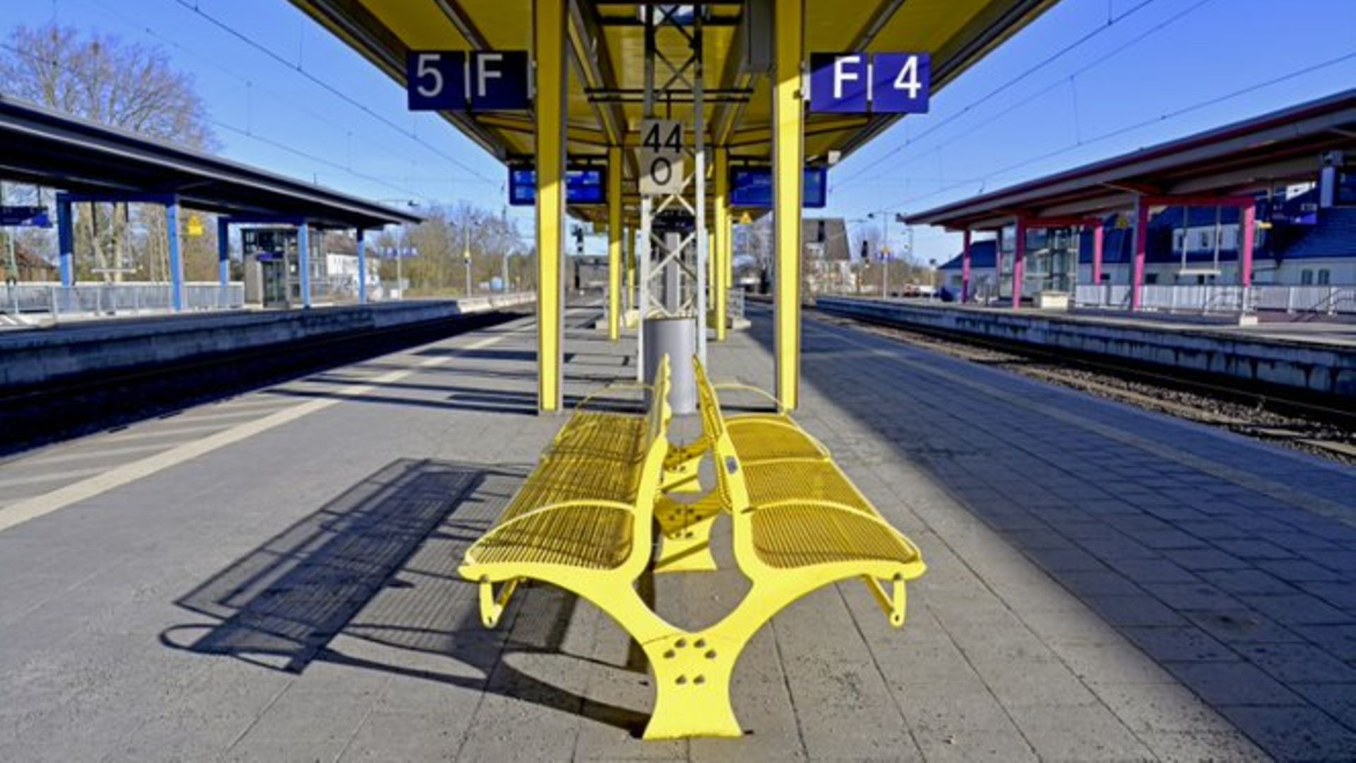 Niedersachsen, Bahnhof Celle: neues Sitzmobiliar