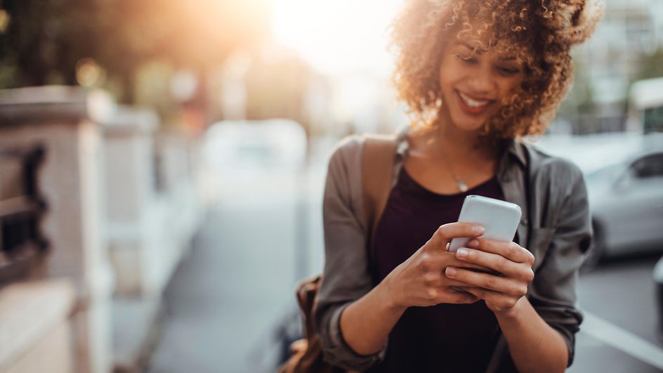 eine Frau schaut aufs Smartphone