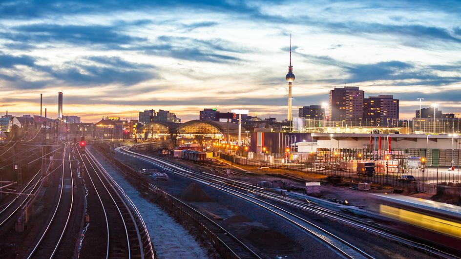 Blick auf Gleise und die Skyline von Berlin